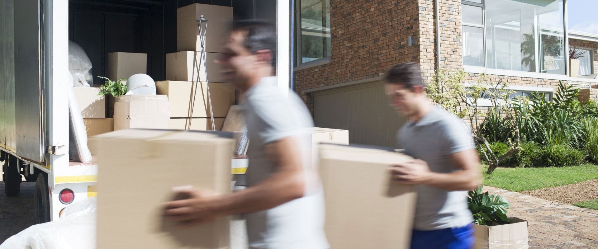 Hommes transportant des cartons de déménagement